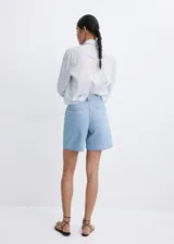Short de denim color celeste con pinzas en la parte delantera y bolsillos laterales, de corte recto y tiro regular.