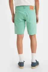 Bermuda de jean color verde agua, de corte recto y largo a la rodilla.