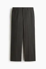 Pantalón de corte relajado en color gris oscuro, con cintura elástica, cierre de botón y cordón de ajuste oculto. Presenta raya marcada en las piernas, bolsillos laterales al bies y bolsillos traseros ribeteados con botón.