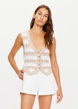 Chaleco tejido al crochet color crema y blanco, con cuello en V, cierre frontal con botones y diseño de rayas horizontales.