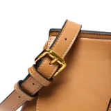 Cartera tipo satchel color habano (marrón claro), confeccionada en PU (simil cuero). Presenta solapa frontal con herraje metálico dorado, asa superior y correa larga regulable y desmontable. Incluye un dije con candado colgante.