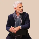 Bufanda rectangular de lana y algodón con estampado geométrico en tonos de azul y gris.
