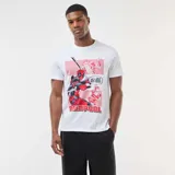 Remera de manga corta color blanco con cuello redondo y estampado gráfico de Deadpool en el frente con detalles en rojo y texto cómico.