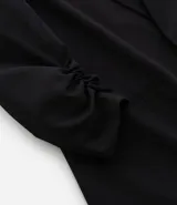 Blazer marrón de crepé de viscosa, corte alargado, sin cierre y mangas fruncidas.