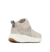 Bota de senderismo Columbia de altura media, color beige, con tecnología impermeable OutDry y sistema de amortiguación Omni-MAX. Presenta parte superior de malla técnica con superposiciones reforzadas, cierre de cordones con sistema Navic Fit y suela de goma con tracción Adapt Trax.