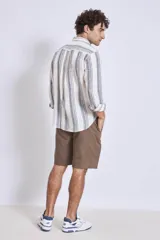 Camisa de corte regular con diseño de rayas verticales finas en tonos claros, cuello clásico y mangas largas con puños abotonados.