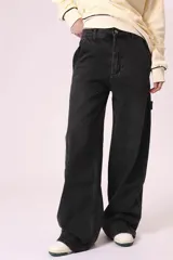 Pantalón de jean negro de corte ancho, con bolsillos laterales y traseros.