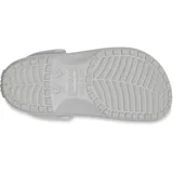 Zuecos Crocs Classic Clog con temática del equipo de baloncesto NBA Boston Celtics, color blanco con charms de tréboles y monedas doradas.
