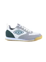 Championes urbanos Umbro modelo Midtown, con diseño de paneles en cuero sintético blanco, gamuza gris y detalle en verde oscuro en el talón. Presenta el logo de la marca en el lateral y suela de goma con textura dentada.