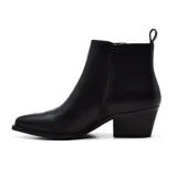 Botas cortas negras de cuero sintético, con elástico lateral, punta fina y taco bajo.
