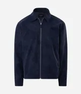 Campera Harrington de gamuza sintética color verde oscuro, de manga larga, con cuello camisero y cierre frontal completo.