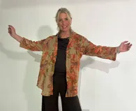 Sobrecamisa Carlota en tonos camel y chocolate, con estampado paisley y floral, de manga larga y cierre frontal con botones.