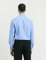Camisa de manga larga con cuello button-down, bolsillo frontal y botones de madera.