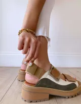 Sandalias de cuero con plataforma de goma, color verde, blanco y beige.