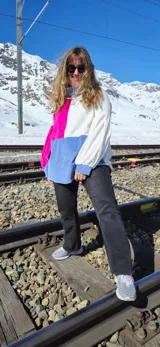 Polerón oversize con bloques de color lila, verde agua y negro.