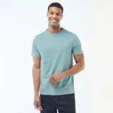 Camiseta de algodón de manga corta con cuello redondo, diseño básico y corte estándar.