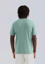 Camiseta básica de corte regular y cuello redondo, confeccionada en algodón de color azul oscuro.