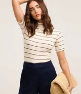 Blusa de ribana color marrón con rayas horizontales blancas, cuello medio, mangas cortas y corte ajustado.