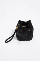 Neceser tipo bucket de nylon color negro con logo de la marca estampado en dorado. Tiene cierre con cordón ajustable y asa de mano.