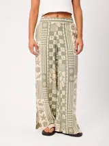 Pantalon estampado en tonos verde militar y beige, con diseño holgado y de tiro alto.