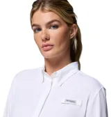 Camisa de manga larga Columbia modelo Tamiami II, color blanco, con cuello clásico, cierre frontal de botones y bolsillo pequeño en el pecho con logo de la marca. Presenta un diseño técnico con aberturas de ventilación, ideal para actividades al aire libre.