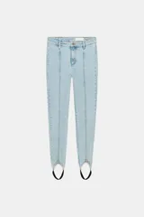 Jeans de tiro medio y corte slim fit de Zara Woman Collection, color celeste claro, con bajo acabado en estribo negro a contraste.