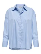 Camisa de manga larga con cuello clásico y cierre frontal de botones. Presenta un diseño de rayas verticales blancas sobre fondo azul claro, con corte holgado y puños anchos.