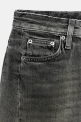 Jeans de tiro medio con corte relajado y largo al tobillo. Presenta diseño de cinco bolsillos, trabillas en la cintura y cierre frontal con cremallera y botón metálico.