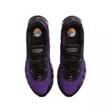 Championes Nike Air Max Dn8 de diseño moderno y deportivo. Presentan una combinación de colores en negro y violeta, con una suela técnica que incorpora cápsulas de aire visibles en tono bronce para mayor amortiguación.