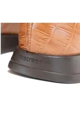 Botín Chelsea de cuero color caramelo con detalle texturizado efecto escama en el talón. Cuenta con inserciones elásticas laterales, plantilla de látex y plataforma ligera.