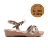 Sandalia de cuero color nude con plataforma baja. Tiene tiras cruzadas con strass y pulsera con hebilla.