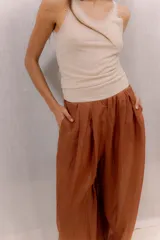 Pantalón tipo bombacha color marrón terracota, de corte ancho y relajado, con cintura elástica y bolsillos laterales.