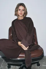 Calcetines de caña media confeccionados en poliamida con acabado de hilo metalizado que aporta un sutil brillo.