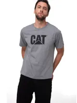 Remera de algodón gris jaspeado con cuello redondo y mangas cortas. Presenta el logo de la marca CAT estampado en color negro en el centro del pecho.