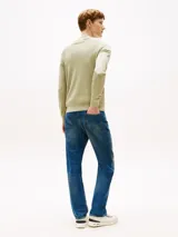 Sweater verde claro de algodón, con cuello redondo, puños y bajo de punto canalé. Logo de Tommy Hilfiger bordado en el pecho.