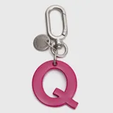 Llavero tipo charm con mosquetón metálico plateado, placa circular grabada con la marca Bubba y un aro circular de color fucsia.