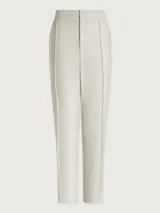 Pantalón de vestir color beige, de corte recto, con pinzas delanteras y cintura elástica lateral.