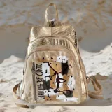 Mochila de cuero de Carolina De Cunto, modelo Lucy Natu Gold Arte. Presenta combinación de tonos naturales y dorados con textura efecto cocodrilo, diseño frontal intervenido con arte pintado a mano y bolsillo vertical con cierre.