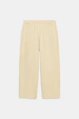 Pantalón de tiro medio confeccionado en mezcla de lyocell, con diseño de pierna ancha y tejido en espiga. Cuenta con cintura elástica ajustable con cordones y bolsillos laterales.