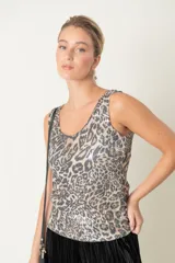 Top sin mangas con estampado animal print de leopardo en tonos beige, marrón y negro, con lentejuelas plateadas bordadas.