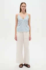 Musculosa de algodón celeste con diseño de broderie, escote en V, tirantes finos regulables y corte holgado.