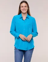 Camisa de satén blanca de la marca Floral & Ivy, con cuello con solapa, cierre frontal de botones, manga larga con puño ancho y bolsillo aplicado en el pecho.