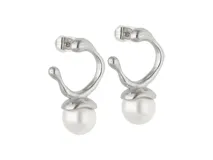 Par de aros colgantes plateados con forma de gancho y perlas blancas.