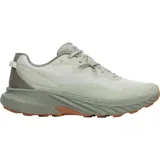 Championes de trail running Merrell modelo Agility Trail, color verde claro con detalles en gris y suela de goma color terracota. Presentan un diseño de malla transpirable con refuerzos de TPU, entresuela de espuma FloatPro y suela con tacos para mayor tracción.