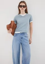 Jeans de corte recto y tiro medio en color azul claro, con diseño clásico de cinco bolsillos y acabado ligeramente deslavado.