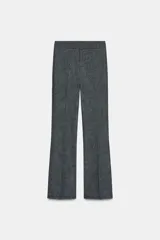 Leggings de tiro alto color gris oscuro, con cintura elástica, falsos bolsillos de vivo en la espalda y pernera larga acabada en evasé. Cierre frontal con cremallera, botón interior y gancho.