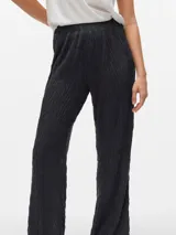 Pantalón wide leg negro de tiro alto con cintura elastizada, confeccionado en tejido de punto con mezcla de poliéster reciclado y elastano.