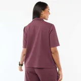 Blusa de manga corta en tejido de punto crepé color bordó, con cuello solapa y cierre frontal de botones.