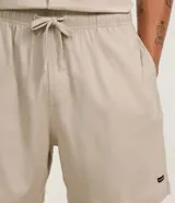 Bermuda masculina de corte recto y color beige, con cintura elástica, cordón ajustable y bolsillos laterales. Pertenece a la marca Ripping.