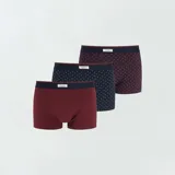 Pack de tres boxers de algodón elastizado con cintura elástica. Incluye un boxer liso color bordó, un boxer azul marino con lunares blancos y un boxer bordó con lunares blancos.